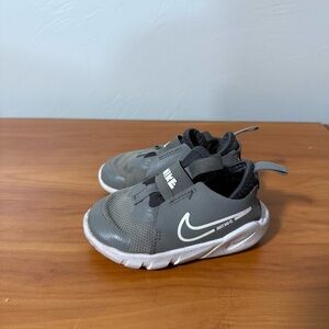 Nike Kids Flex Runner 2 Grey White Slip On Pull On Sneaker Tennis Shoe Comfort 6